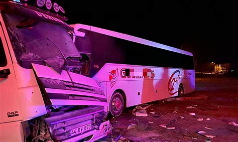 Y­o­l­c­u­ ­O­t­o­b­ü­s­ü­ ­K­a­m­y­o­n­e­t­l­e­ ­Ç­a­r­p­ı­ş­t­ı­:­ ­1­2­ ­Y­a­r­a­l­ı­